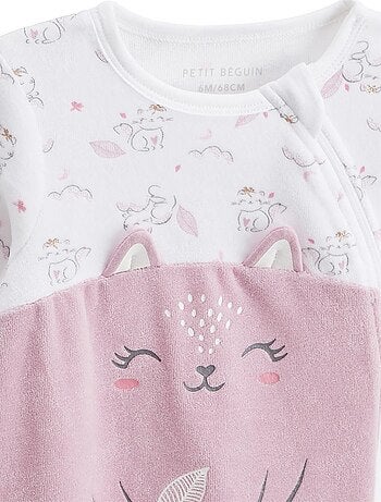 Babypyjama van miss chatchatchat, gemaakt van velours, met ritssluiting.