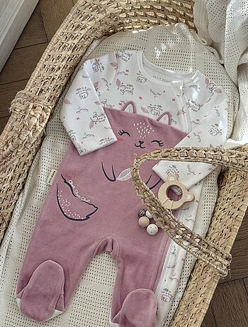 Babypyjama van miss chatchatchat, gemaakt van velours, met ritssluiting.
