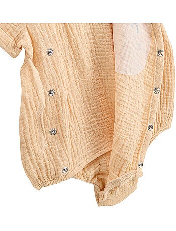 Babyrompertje van katoenen gaas met overslagopening, hazelnootkleur