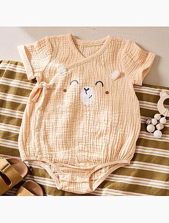 Babyrompertje van katoenen gaas met overslagopening, hazelnootkleur