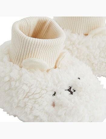 Babyschoentjes van karamelkleurige sherpa