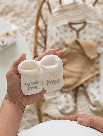 Babyslofjes om de zwangerschap aan te kondigen