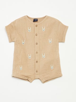Barboteuse courte en gaze de coton avec broderies fantaisies