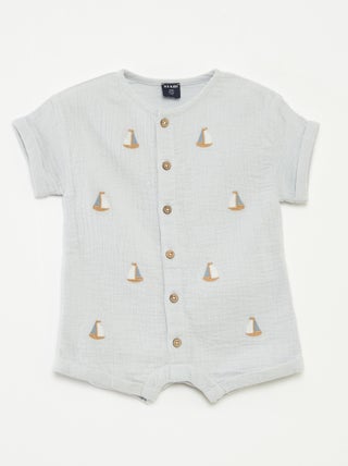 Barboteuse courte en gaze de coton avec broderies fantaisies