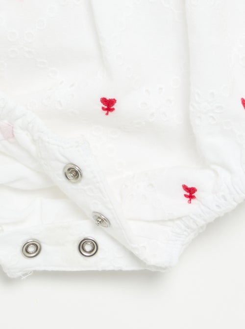 Barboteuse sans manches avec broderies - Kiabi Barboteuse sans manches avec broderies - Kiabi