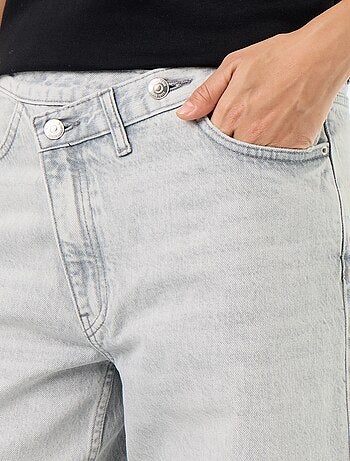 Barrel fit jeans met asymmetrische knoopsluiting