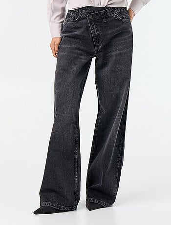 Barrel fit jeans met asymmetrische knoopsluiting