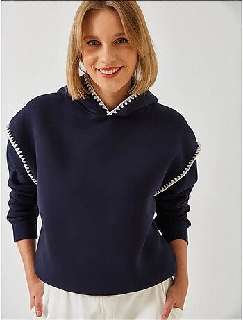 Basis hoodie met capuchon en pompon lucci