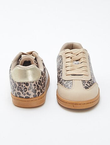 Baskets à lacets et motif léopard