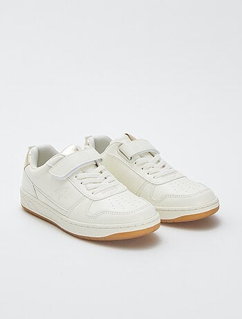 Baskets basses avec ouverture par scratchs et lacets