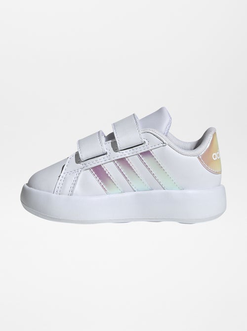 Baskets basses holographiques 'adidas' - Kiabi