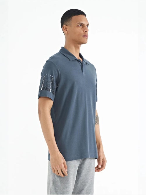 Bedrukt t-shirt met polokraag tommy - Kiabi Bedrukt t-shirt met polokraag tommy - Kiabi