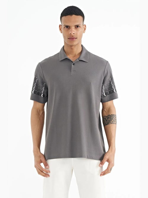 Bedrukt t-shirt met polokraag tommy - Kiabi Bedrukt t-shirt met polokraag tommy - Kiabi