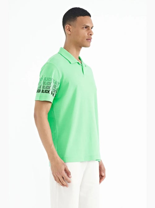 Bedrukt t-shirt met polokraag tommy - Kiabi Bedrukt t-shirt met polokraag tommy - Kiabi