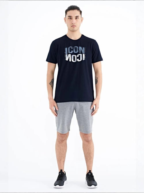 Bedrukt t-shirt met ronde hals en patch tommy - Kiabi Bedrukt t-shirt met ronde hals en patch tommy - Kiabi