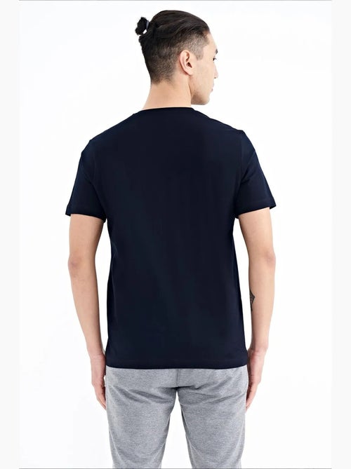 Bedrukt t-shirt met ronde hals en patch tommy - Kiabi Bedrukt t-shirt met ronde hals en patch tommy - Kiabi