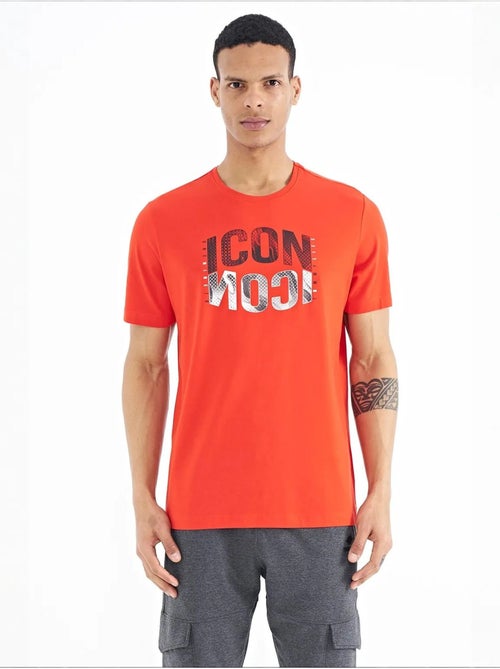 Bedrukt t-shirt met ronde hals en patch tommy - Kiabi Bedrukt t-shirt met ronde hals en patch tommy - Kiabi