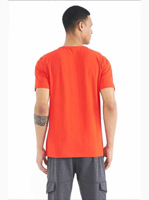 Bedrukt t-shirt met ronde hals en patch tommy - Kiabi Bedrukt t-shirt met ronde hals en patch tommy - Kiabi