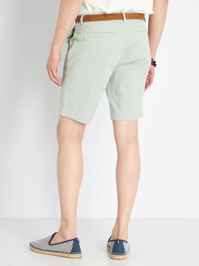 Bermuda en chino avec ceinture vert cendré - Kiabi