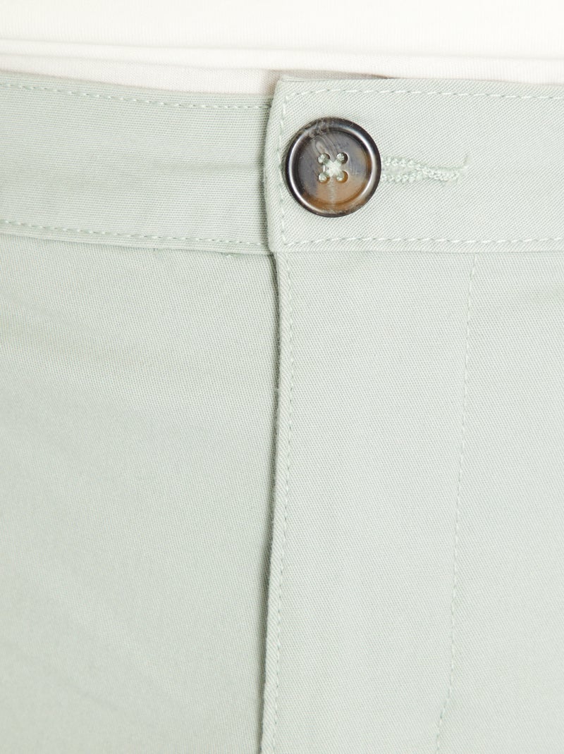 Bermuda en chino avec ceinture vert cendré - Kiabi