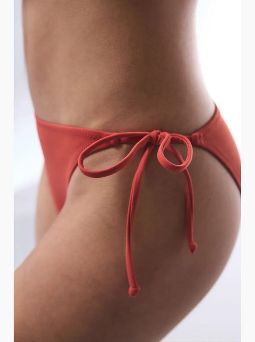 Bikinibroekje met strikzijkanten en lage taille penti - Kiabi Bikinibroekje met strikzijkanten en lage taille penti - Kiabi