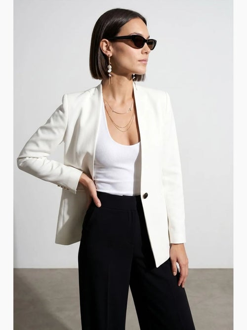 Blazer ajusté en crêpe à bouton dilvin - Kiabi Blazer ajusté en crêpe à bouton dilvin - Kiabi