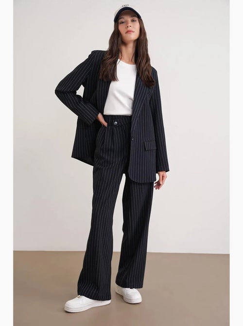 Blazer midi rayé avec détail de plumes artificielles mixray - Kiabi Blazer midi rayé avec détail de plumes artificielles mixray - Kiabi