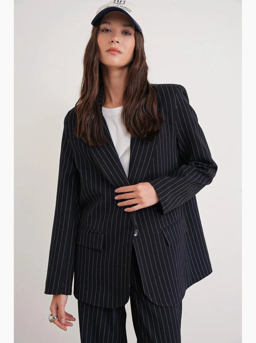 Blazer midi rayé avec détail de plumes artificielles mixray - Kiabi Blazer midi rayé avec détail de plumes artificielles mixray - Kiabi