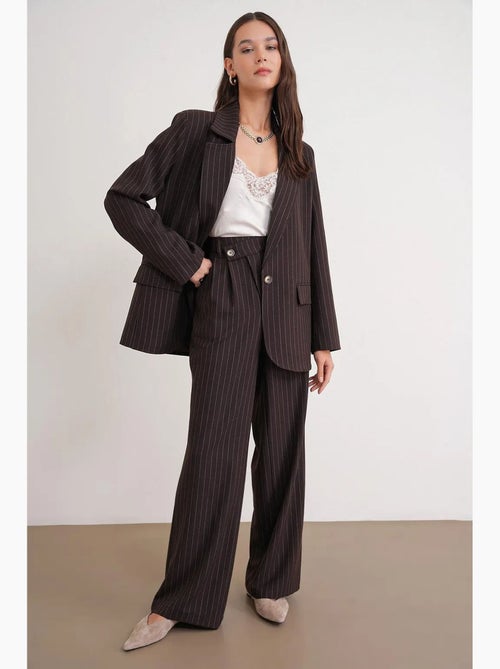 Blazer midi rayé avec détail de plumes artificielles mixray - Kiabi Blazer midi rayé avec détail de plumes artificielles mixray - Kiabi