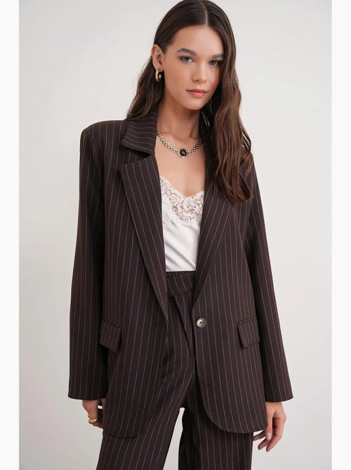 Blazer midi rayé avec détail de plumes artificielles mixray - Kiabi Blazer midi rayé avec détail de plumes artificielles mixray - Kiabi