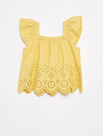 Bloesje met smokwerk en broderie anglaise