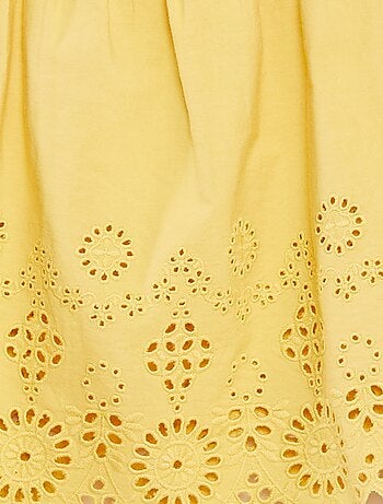 Bloesje met smokwerk en broderie anglaise