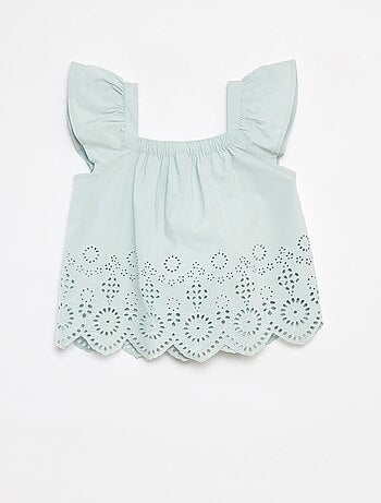 Bloesje met smokwerk en broderie anglaise