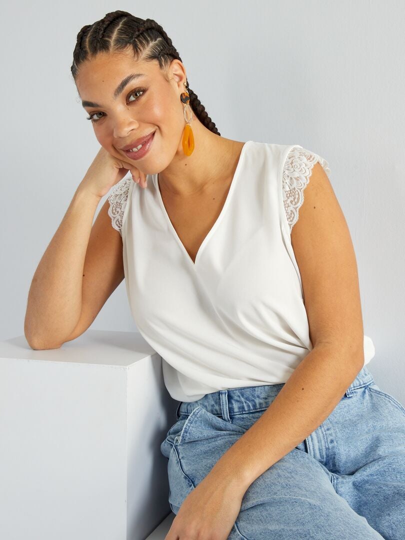 Blouse à col V avec dentelle aux manches blanc - Kiabi