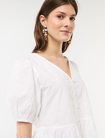 Blouse avec broderies et base volantée