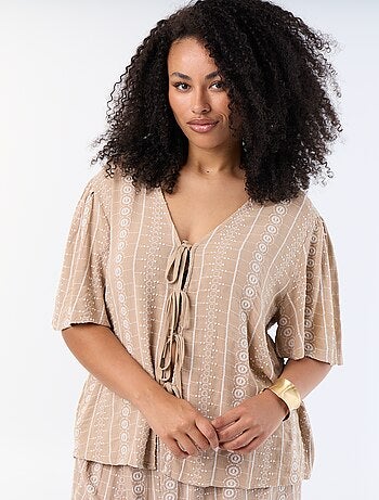 Blouse avec nœuds et broderies à manches courtes