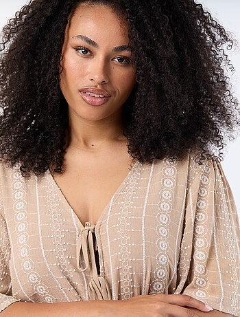 Blouse avec nœuds et broderies à manches courtes