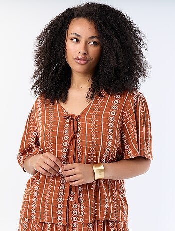 Blouse avec nœuds et broderies à manches courtes