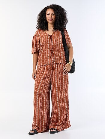 Blouse avec nœuds et broderies à manches courtes