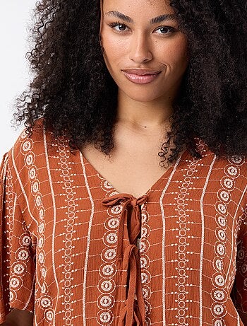 Blouse avec nœuds et broderies à manches courtes