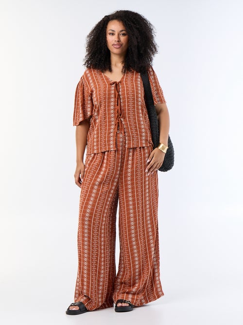 Blouse avec nœuds et broderies à manches courtes - Kiabi
