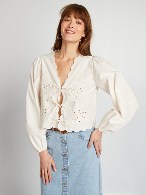 Blouse brodée avec nœuds - Kiabi