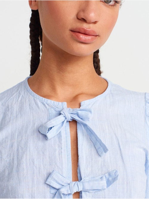 Blouse courte femme avec détail nœud dilvin - Kiabi Blouse courte femme avec détail nœud dilvin - Kiabi