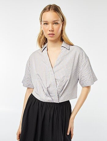 Blouse cropped avec ouverture boutonnée croisée
