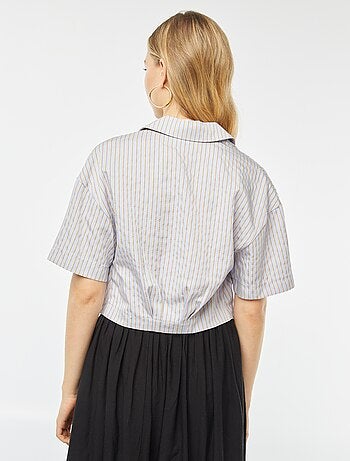 Blouse cropped avec ouverture boutonnée croisée