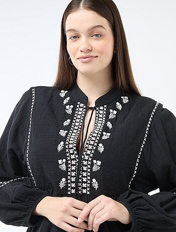 Blouse en gaze de coton avec broderies fantaisies et cordons au col