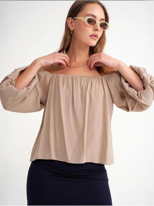 Blouse femme regular avec col madonna et détail volanté mixray - Kiabi Blouse femme regular avec col madonna et détail volanté mixray - Kiabi