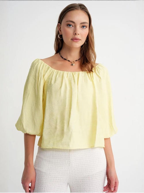 Blouse femme regular avec col madonna et détail volanté mixray - Kiabi Blouse femme regular avec col madonna et détail volanté mixray - Kiabi