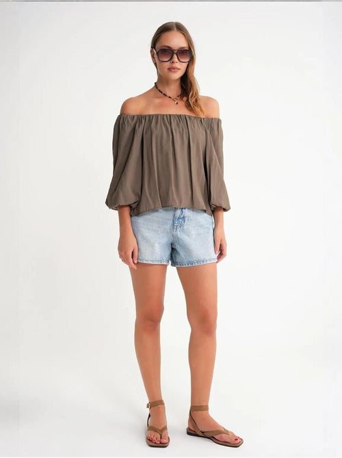 Blouse femme regular avec col madonna et détail volanté mixray - Kiabi Blouse femme regular avec col madonna et détail volanté mixray - Kiabi