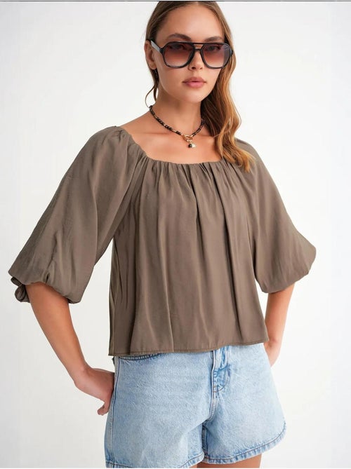 Blouse femme regular avec col madonna et détail volanté mixray - Kiabi Blouse femme regular avec col madonna et détail volanté mixray - Kiabi